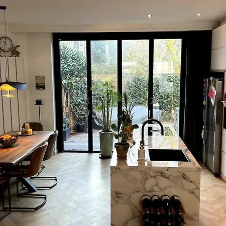 Spacious Familyhouse With Garden In Zuid アパート アムステルダム