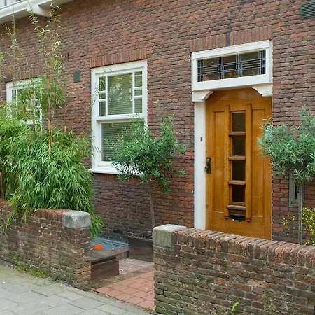Spacious Familyhouse With Garden In Zuid アパート