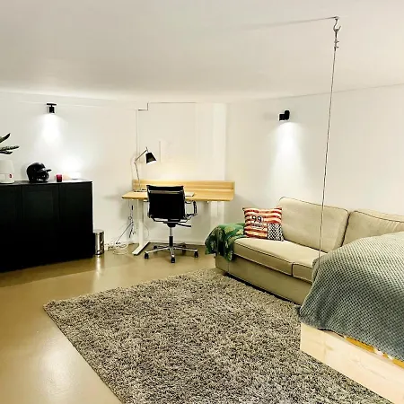 アパート Spacious Familyhouse With Garden In Zuid アムステルダム